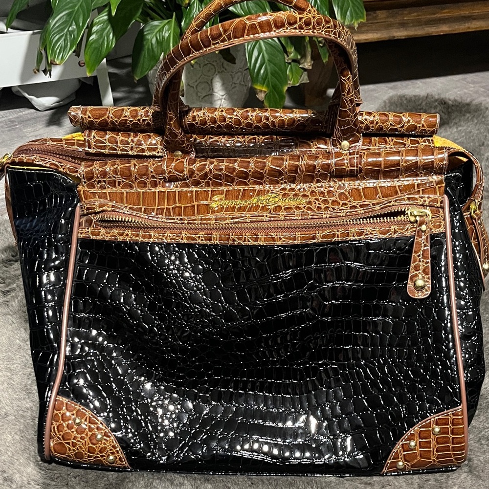 New without tag Samantha Brown Crocodile Embossed Black and Brown Handbag